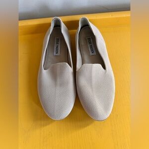 Steve Madden Sabin Slip-On Flat Shoes Loafers Sz 7 Beige Tan